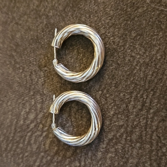 Sterling Silver Hollow Chunky 1" Twist Huggie Hoop Earrings - Picture 2 of 5